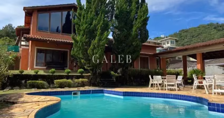 Incrível casa térrea à venda em condomínio arborizado