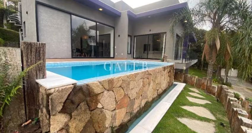 CASA ALTO PADRÃO, PORTEIRA FECHADA, PISCINA COM BORDA INFINITA, QUARTO PARA EMPREGADOS, ADEGA