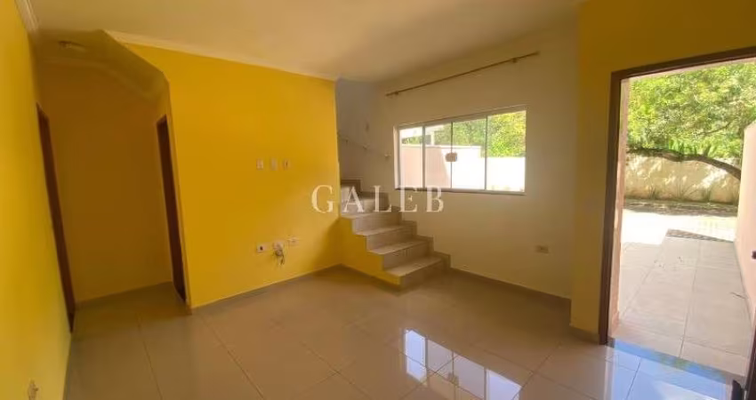 Casa em Condomínio com 2 Suítes, quintal com churrasqueira e 2 Vagas de Garagem em Atibaia-SP - Imperdível!