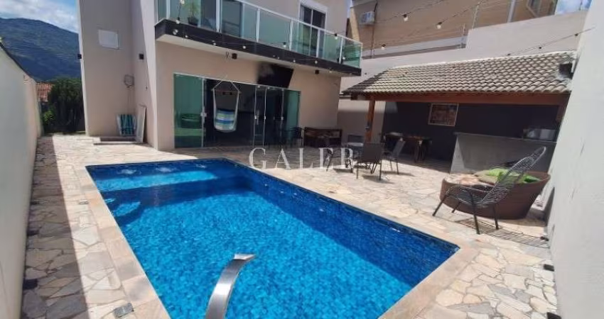 Sobrado á venda com 3 suítes, escritório, piscina