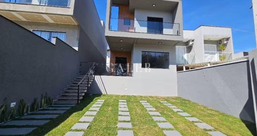 Sobrado à venda com 3 suítes,  salas amplas em excelente localização