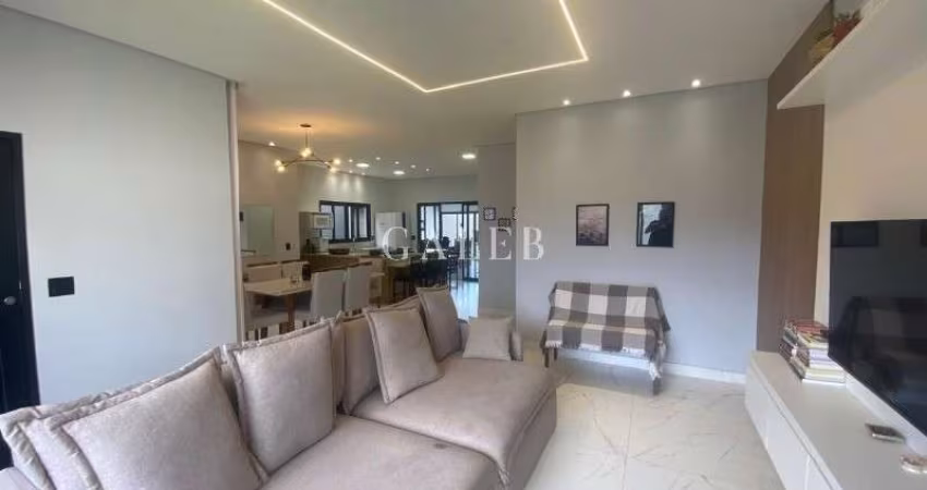 Casa à venda no Jardim dos Pinheiros em Atibaia: 3 quartos, 3 suítes, 2 salas, piscina, 5 vagas e 170m² de área.