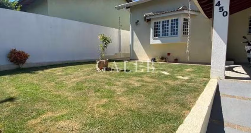 Casa à Venda em Atibaia-SP no Jardim dos Pinheiros: 04 quartos, 02 suítes, 2 salas, 5 banheiros, 4 vagas, 246 m².