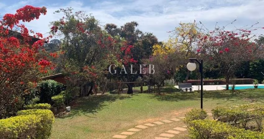 Deliciosa Chácara à Venda em Atibaia-SP no Jardim Estância Brasil: 5 Suítes, 2 Salas, piscina, área gourmet, campo de futebol, terreno de 2.704m²!
