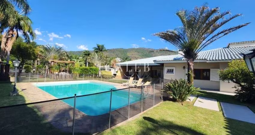 Impecável mansão de 7 quartos no Condomínio Flamboyant: 2000m² de pura elegância em Atibaia-SP!