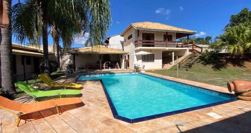 CHÁCARA COM VISTA PARA PEDRA GRANDE, PISCINA, 3 QUARTOS, ASFALTO, PRÓXIMO DE COMÉRCIOS
