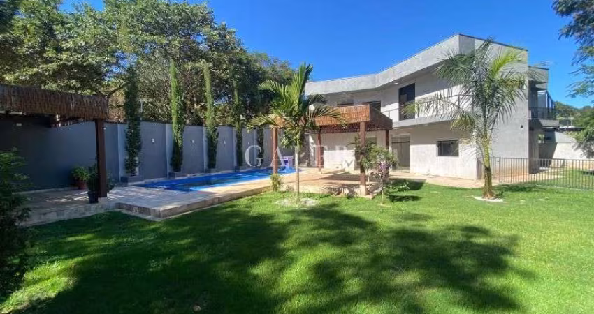 Deliciosa casa no Condomínio Terras de Atibaia 1: são 07 quartos, sendo 03 suítes, 2 salas, um salão gourmet delicioso, 4 vagas, 460m².