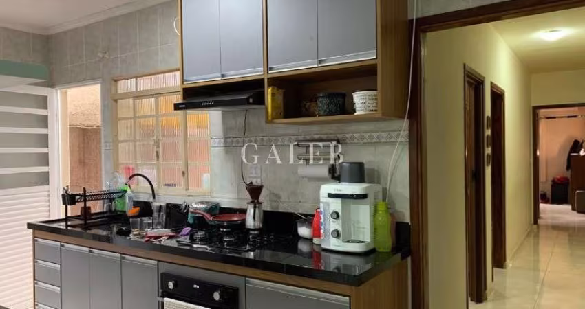 Imperdível Casa Térrea  à Venda em Atibaia-SP no Jardim Alvinópolis: 2 Quartos, 1 Suíte, 2 Vagas de Garagem - 89m²