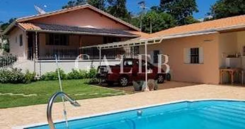 Chácara com casa térrea à venda, piscina pertinho da cidade