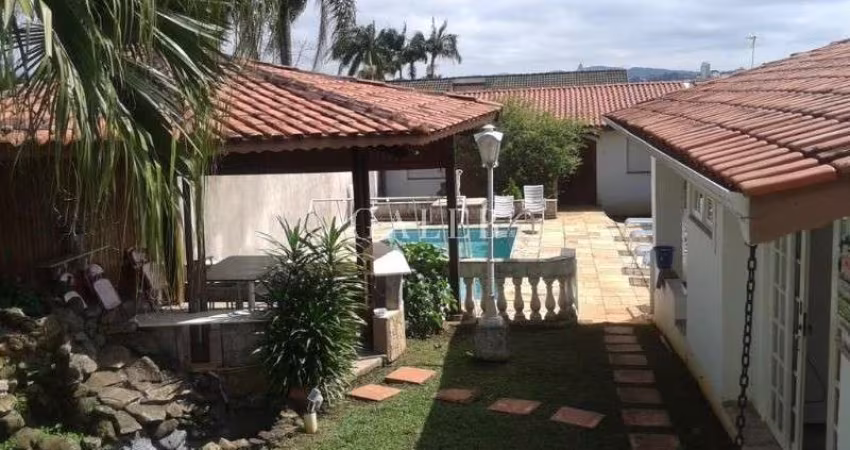 Casa para venda na Vila Espéria Ou Giglio, Atibaia-SP: 4 quartos, 1 suíte, 3 salas, 3 banheiros, 6 vagas, 300m² a/c.