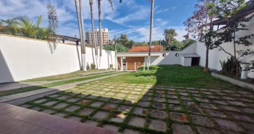 Imperdível casa à venda em Atibaia-SP, Jardim Paulista: 3 suítes,  + 01 Edícula com Banheiro, 2 salas, 4 banheiros, 4 vagas, 227m²!