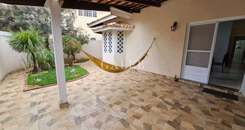 Casa totalmente térrea à venda em um dos melhores bairros, 3 quantos sendo 2 suítes, piscina