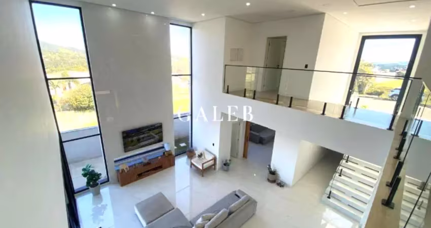 Luxuosa casa no condomínio serra da estrela com 5 suítes e uma vista deslumbrante