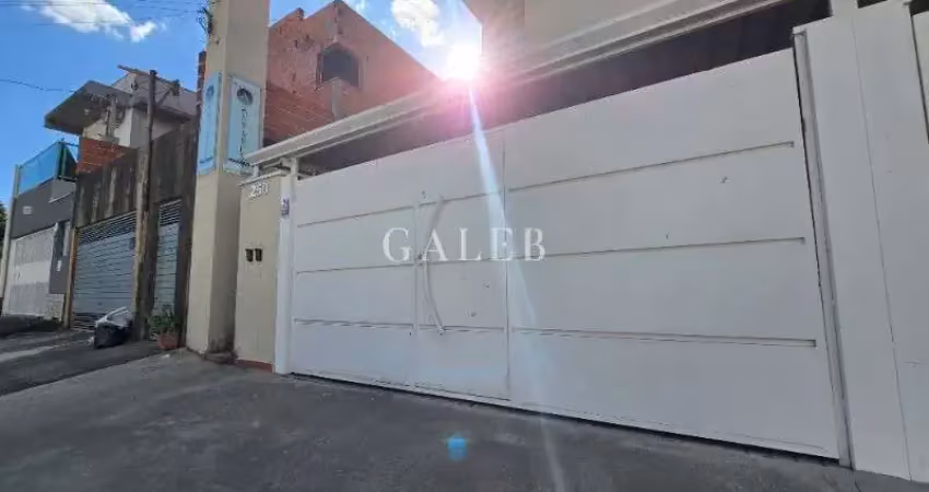 Casa à venda em Atibaia-SP, Jardim Maristela: 2 quartos, 2 suítes, 1 sala, 3 banheiros, 2 vagas de garagem!