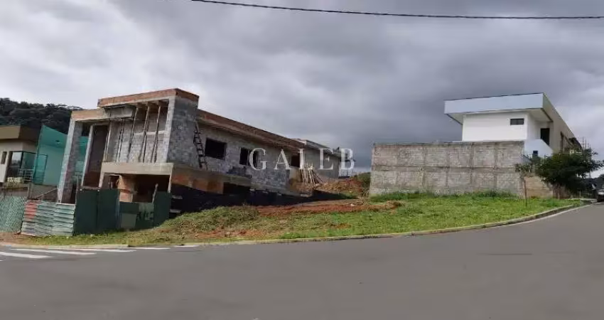 Terreno plano à venda em condomínio dentro da cidade