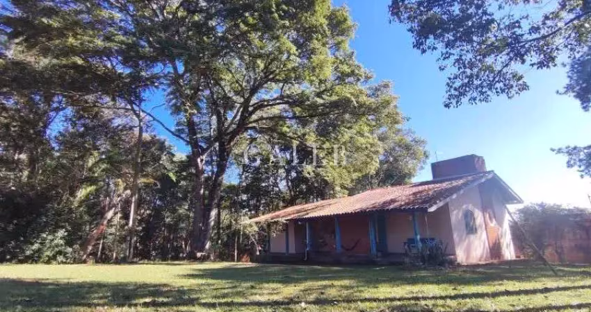Chácara à venda  em atibaia-sp, jardim estância brasil: 3 quartos, 2 suítes, 2 salas, 2 banheiros, 8 vagas, 115m².