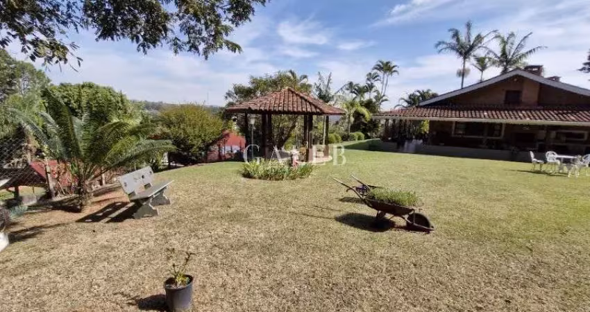 Casa térrea no condomínio palavra da vida com 03 quartos, 01 suíte, sala com lareira e uma varanda deliciosa