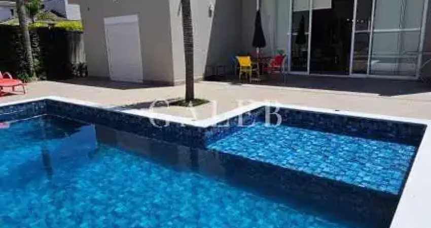 Casa alto padrão à venda com 4 suítes em condomínio clube