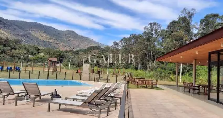 Terreno à venda no condomínio itaporã com 833,88m² em aclive