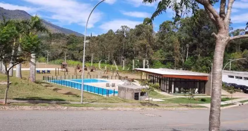 Terreno em aclive com 928,32m² no condomínio itaporã no centro da cidade