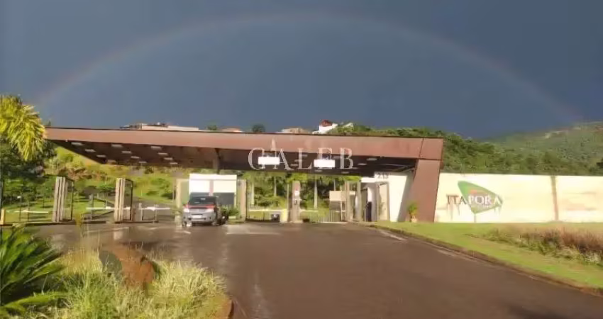 Terreno à venda com 1.396,49m² em condomínio,  dentro da cidade
