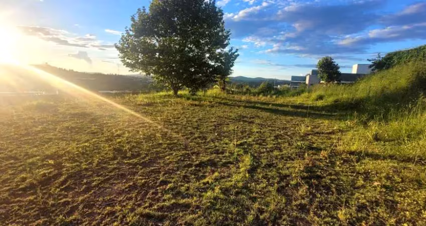 Oportunidade de terreno plano com 785m² em condomínio fechado!