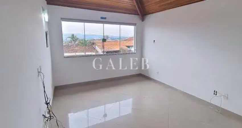 Casa próxima de comércios,  2 quartos, 2 vagas de garagem,  churrasqueira