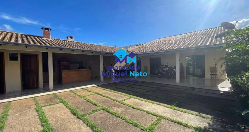 Exclusividade no Alberto Jaquier! Casa com 03 Suítes e Área Externa Ampla
