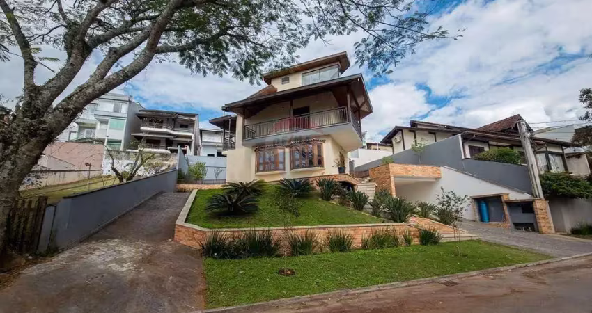 Casa imponente pela sua arquitetura no aruã em 2 lotes 600m² , 344m² construídos, piscina, 3 quartos, sótão com vista incrível, e edícula espaçosa!
