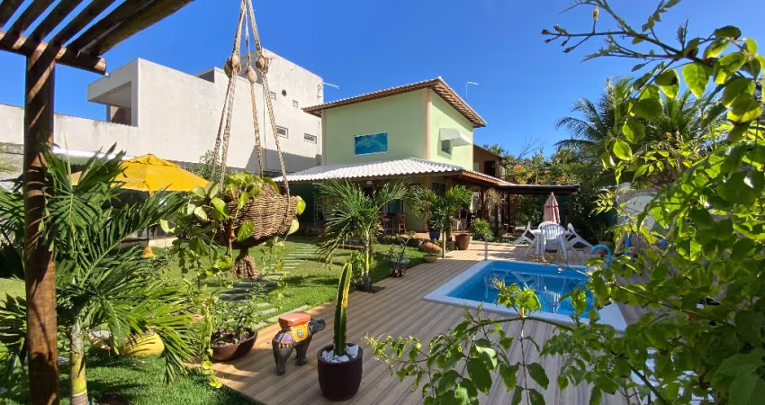 Linda casa  3 dormitórios em condomínio pé na areia