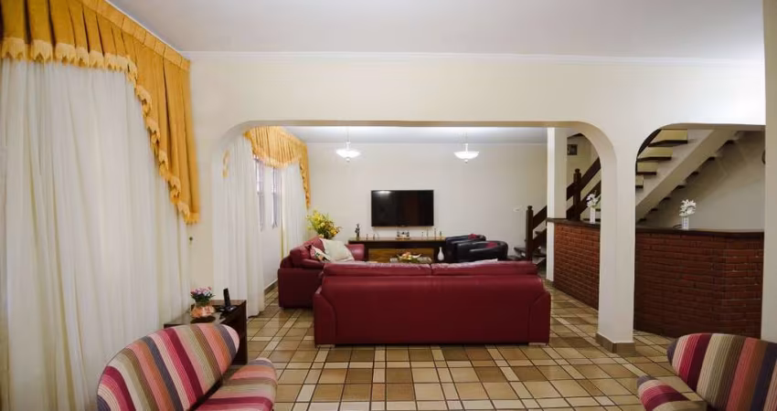 Casa de vila para venda com 5 quartos, sendo 2 suítes, 310m²