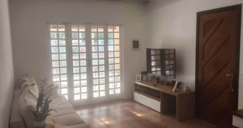 Casa tipo para venda com 4 quartos, sendo 1 suíte, 180m²