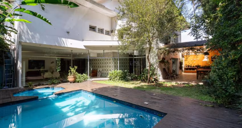 Casa tipo para venda com 4 quartos, sendo 4 suítes, 480m²