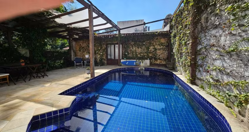 Casa tipo para venda com 3 quartos, sendo 3 suítes, 372m²