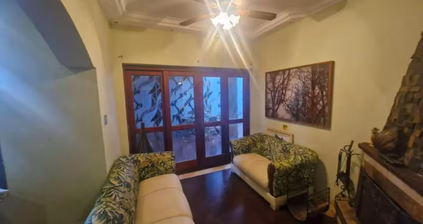 Casa em condomínio para venda com 4 quartos, sendo 4 suítes, 557m²
