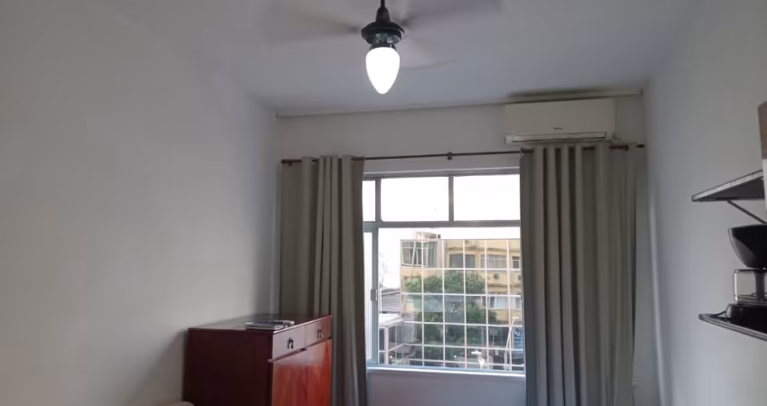 Alugo ótima Studio a 2 quadras à praia