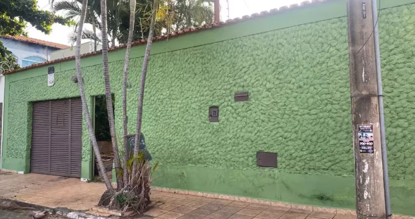 Casa com 4 suítes e quintal amplo para alugar em goiânia