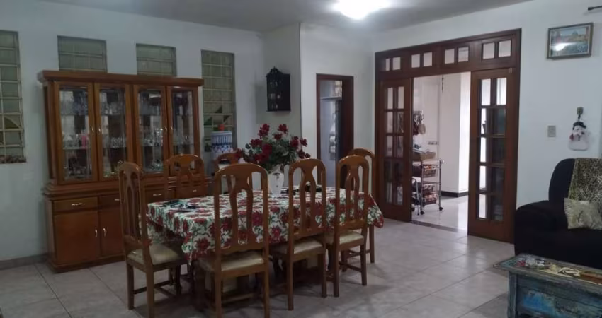 Casa com 3 quartos à venda na Santa Efigênia, Belo Horizonte 