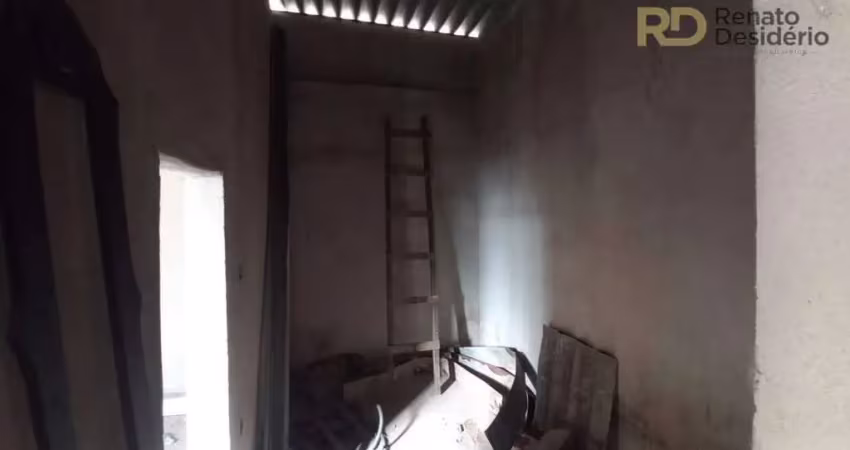 Lote de 300m² com 1 casa e 3 barracões, no bairro Pompeia