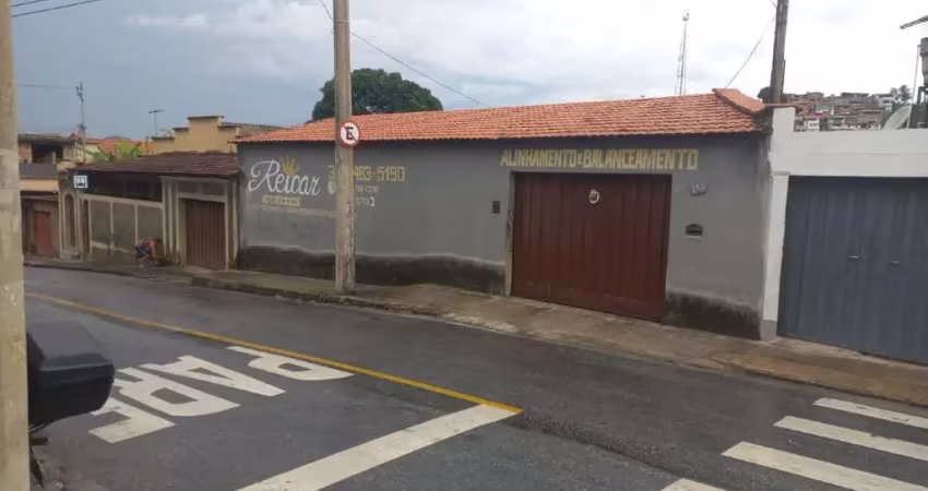 Casa 03 quartos, suíte, 03 vagas cobertas uma edícula, bairro vera cruz