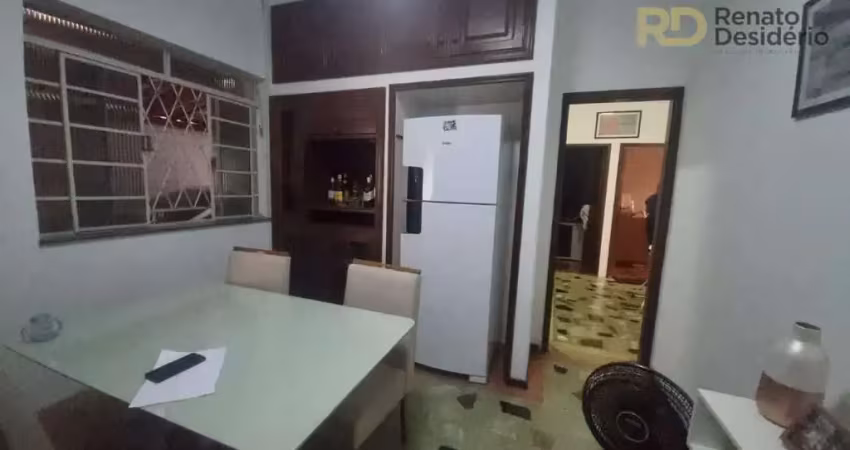 Casa 3 quartos, com 1 barracão e 1 kitnet no bairro paraíso.