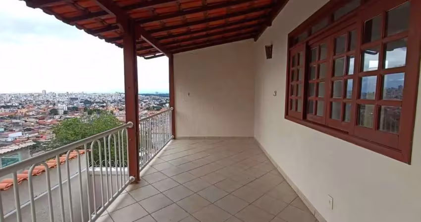 Casa de 03 pavimentos no bairro paraíso com uma linda vista da cidade e barracão nos fundos