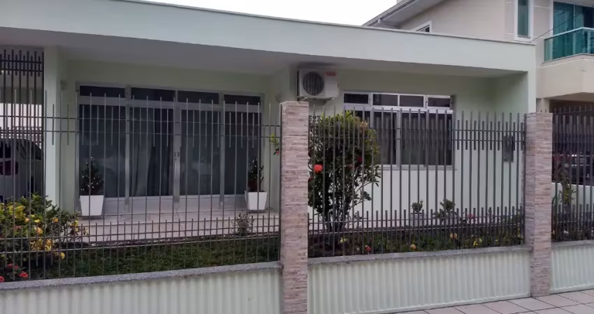 Casa com 4 quartos à venda na Avenida Santa Catarina, Estreito, Florianópolis