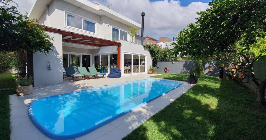 Casa de 3 suítes em condomínio fechado, localizada no Rio Tavares - Florianópolis/SC