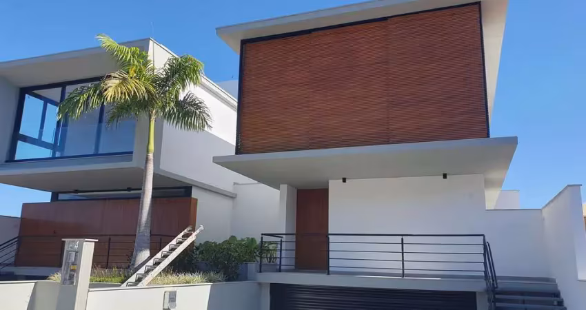 Linda casa, em loteamento planejado de alto padrão na lagoa da conceição - florianópolis/sc