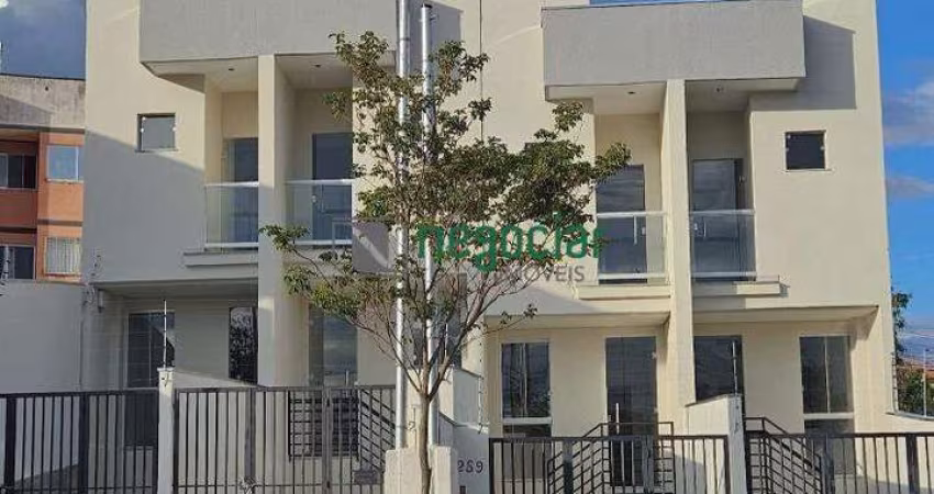 Casa geminada com área privativa, 2 quartos sendo 1 suíte.