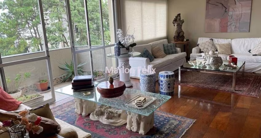 Apartamento com três quartos  duas suítes living com lavabo e varanda reformado em prédio com quadra de tênis no Morumbi