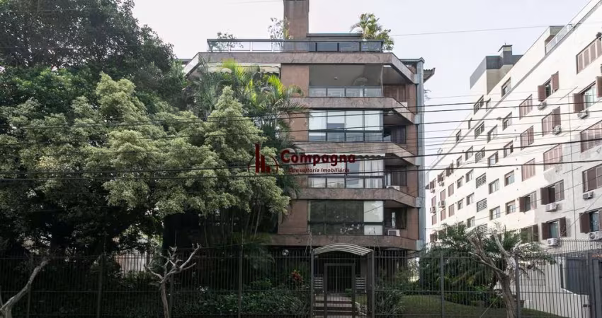 Cobertura com 3 dormitórios, mobiliada com 300 m²