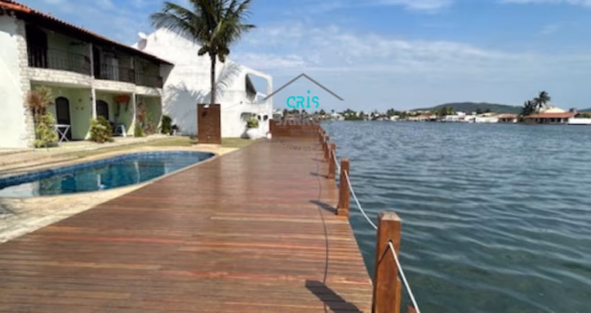 Veja essa casa à venda aconchegante  em um condomínio com canal navegável na  Ogiva em Cabo Frio - RJ!