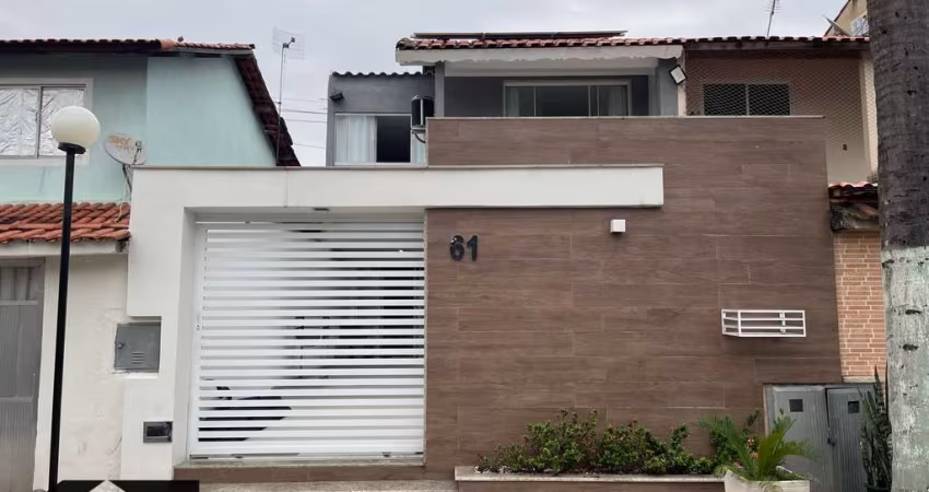Linda Casa de 3 Quartos com Piscina em Condomínio